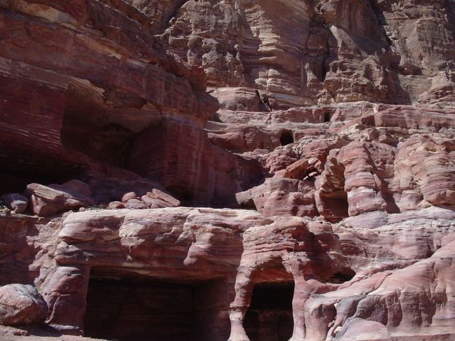 この道の途中の壁には無数の穴が開いていて、ベドウィンの人たちはここで生活をしているみたい。<br />穴の中には簡単な生活道具やコンロが置いてありました。