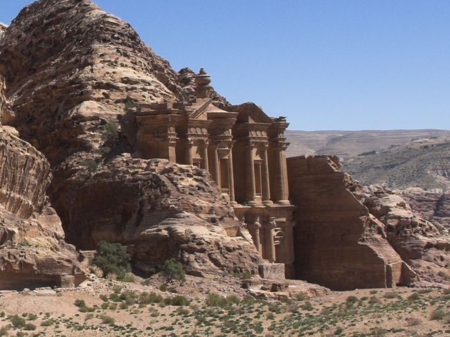 時間は11時半。お腹もすいてきたので昼食をとる事に。しかし影があるポイントは先に来た人達に押さえられている。<br />色々探して”エド･ディル”の横の斜面（写真の左下の木の陰）で食べる事にしました。