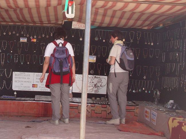 その登りきった丘にはお土産屋さんがありました。ひょっとしてここに人を集めたいから”GOOD VIEW”なんてそこらじゅうに書いてるんじゃないか？？<br />それとこのお店、山の上にあるのに”VISA・MASTER”のマークがついてました。こんな所で怖くてカードなんて使えるかいっ！！