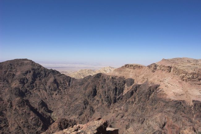 ”GOOD VIEW”と書いてある丘の上からの景色。聞く所によるとイスラエルも見えるらしいが、どこがどこなんだかさっぱり判らない？？<br />岩山ばかりで、正直言って景色もあまり良く無かった・・・