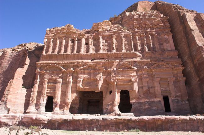 左から順番に見ることに。<br />これは”宮殿の墓”。3階建風になっているローマの宮殿を模して造られたので、こう呼ばれています。<br />この4つ並んでいるお墓の中では一番の大きさ。<br />1階部分に入れるのですが、天井がすごく高かったです。