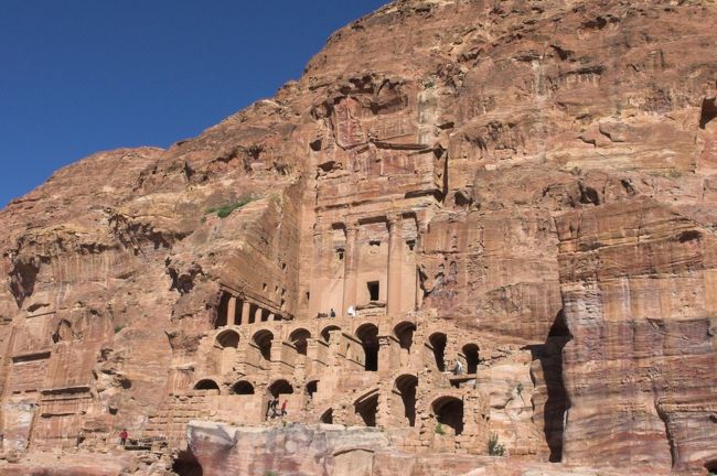 そして1番右に建っているのが”アーンの墓”。<br />建物の屋根の上に壷(アーン)がある事からこう呼ばれています。<br />他のお墓とは少し変わっていて、下からお墓の入り口まで石積みのアーチで階段が作られています。<br />このお墓もかなり大きく、中はいくつかの部屋に分かれていて、ビザンチン時代には教会として使われていたそうです。<br />