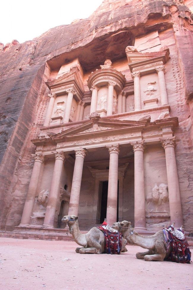 この遺跡から外に続く道は一本なので、朝来た道を戻らなければならない。<br />再び”エル･ハズネ”に戻ると夕日の加減か、遺跡がピンクに輝いていてすごく綺麗。遺跡の前のベンチに座ってしばらく眺めていました。