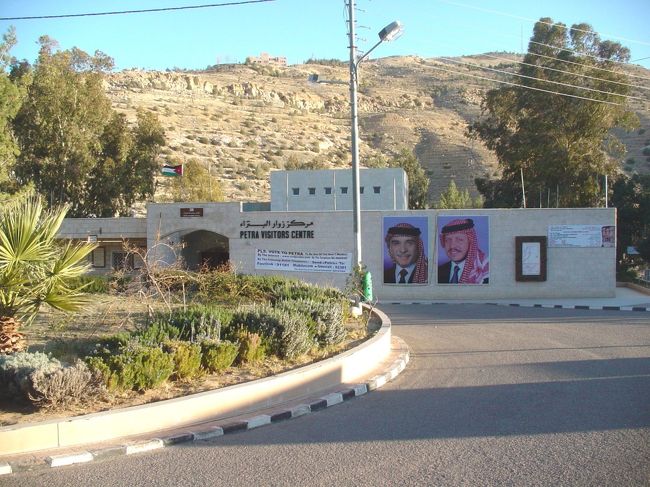 帰りは立ち止まらずに歩いたので40分で出口に到着。<br />ゲート前で迎えが来るのを待つ事に。さっきの2人組は泊まったホテルに無料送迎が無いらしく、歩いて帰って行きました。<br />17時になっても迎えは来ず、10分過ぎた頃に車が来た。もう来ないのかと思ったよ・・・