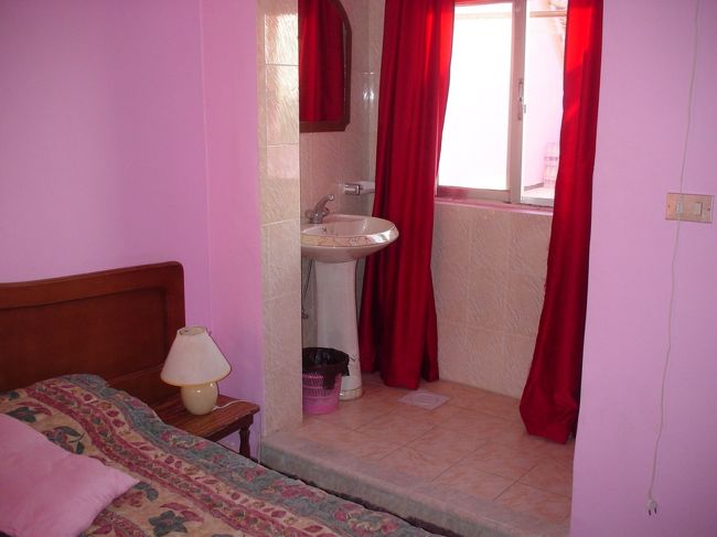 ホテルに帰り、昨日の約束どおりダブルの部屋に移動。<br />このホテルの夕食は18:00からスタートのバッフェ。その後は”Petra By Night”に行くつもりなので、お風呂に入る時間は今しか無い！急いでシャワーを浴びる。