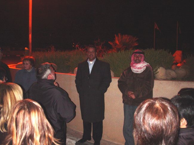 20:30になり、ガイドの人が話し出す。<br />「今から”エル･ハズネ”に着くまで会話をしないでくれ＆写真も撮らずにみんな一塊でついて来てくれ」との事。