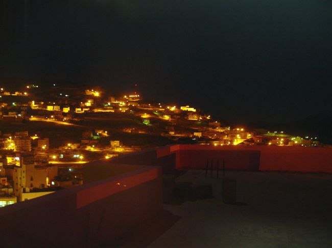 再びタクシーを拾ってホテルへ。このタクシーもJD1からまけてくれなかった。<br />ホテルに着いたのは23時前。既にお風呂も入っているので後は寝るだけ。ホテルにあった情報ノートを少し見ているとMさんがやって来た。話を聞くとMさんは今日は”アーロンの墓”と言う所へ片道3時間かけて1人で行ってきたらしい。す、すごい・・・そして明日もまたペトラ遺跡を観光するそうだ。<br />私達は明日はヨルダンの首都”アンマン”に向けて出発です。