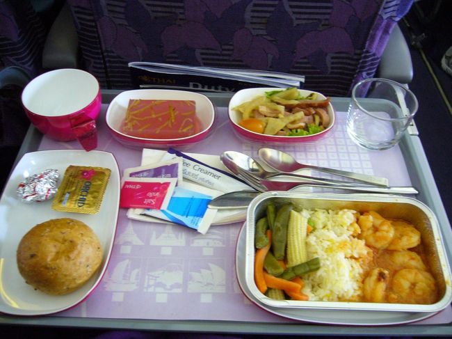機内食。<br /><br />エビをタイ風にグリルしたもの。<br />TGの機内食は、いつもながら(メインは)なかなか美味♪<br />短距離路線でもミールサービスのあるのがいいですねぇー。<br />