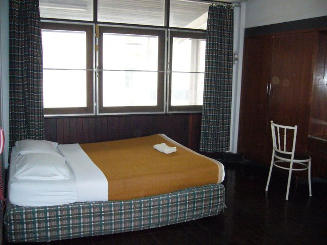 お部屋はこんな感じ。1泊THB500(朝食なし)。<br />さびれた感じではあるけれど、広いし、スタッフも親切だし、なかなか居心地良かったです。