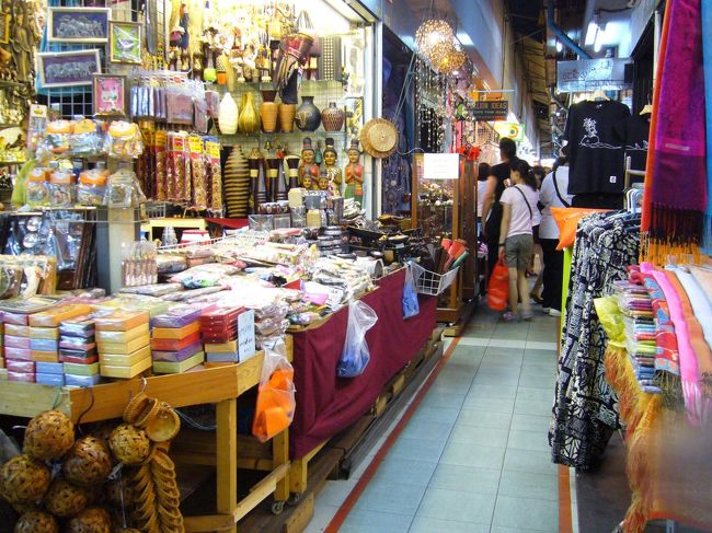 マーケット内はこんな感じ。<br />お土産や洋服を売るお店がひしめき合ってます。<br />大きい屋台街もあるし、マッサージ屋さんもあって、楽しいところ。<br /><br />大雨にやられ、帰り道は散々でしたが…タクシーも捕まらず、洪水みたいな道をトボトボ駅まで歩いて帰る羽目に(涙)