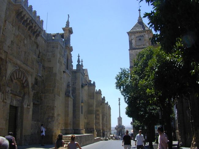 夏の暑いお昼下がりのコルドバのメスキータの壁です。