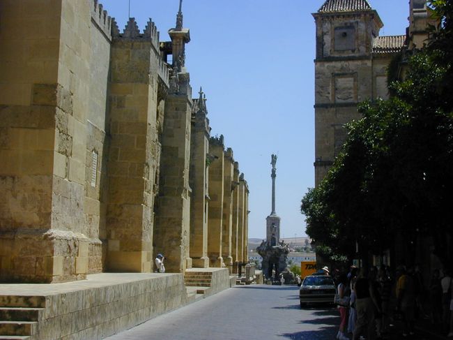 夏の暑いお昼頃で、人影もまばらです。