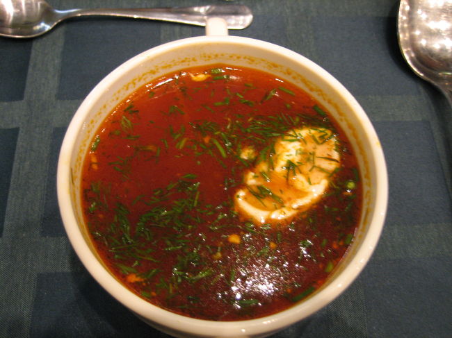 ボルシチ：　ロシア料理の代表格！<br /><br />ビーツを使った濃厚なスープで　サワークリームとディルをトッピング。<br /><br /><br />