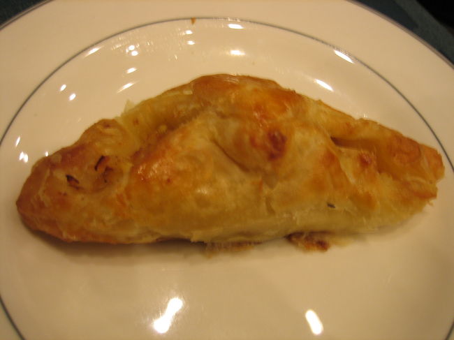 ピロシキ：<br /><br />「ピロシキ」とは小麦粉の皮で色々な物を包んだ料理の総称。<br /><br />「日本のピロシキ」とは違い、パイ生地や焼いた物が多く、中の具も　肉、野菜、ジャム　と様々。