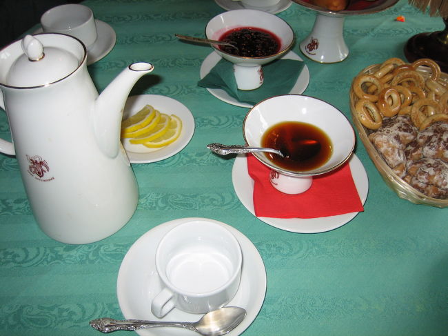 ロシアンティー：　文学カフェにて<br /><br />ジャム、蜂蜜、レモンが添えられている。<br />”プチピロシキ”はジャムやリンゴのコンポートが入った甘い物や　肉、野菜が入った物等々。