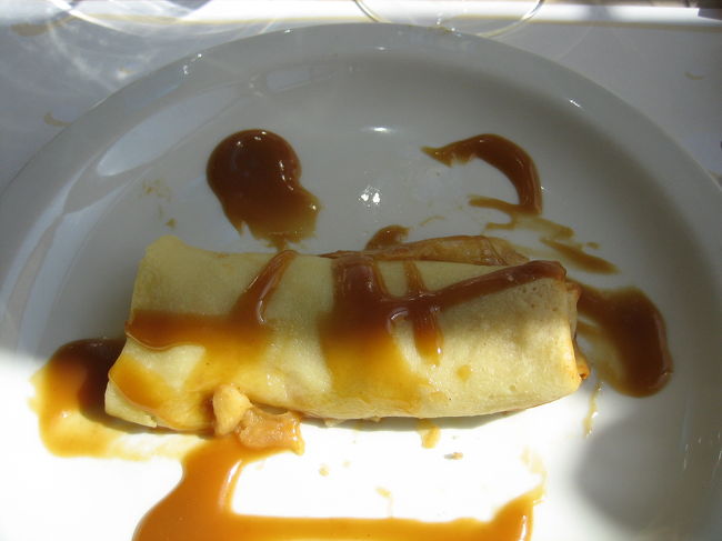 ブリヌイ：<br /><br />薄焼きのパンケーキ、クレープに近いかも・・・<br />中にはジャムが入ってました。