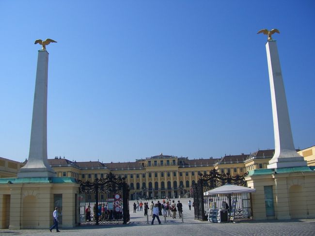 駅からシェーンブルン宮殿入口までは４〜５００M位あります。