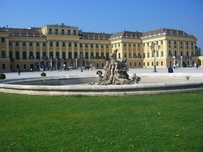 正面入口オベリスク側方面から（館内撮影不可）<br /><br />１４４１室ある部屋で現在公開されているのはわずか４０室<br /><br /><br />●『百万の間』<br />壁には中南米の紫檀が使われ、宮殿内で最も豪華な部屋である。羊皮紙に描かれ、金箔の額縁に納められたペルシャ製の細密画などもある。<br /><br />●『鏡の間』<br />公式行事や謁見用の部屋。１７６２年には６歳のモーツｱルトが、この部屋で御前演奏を披露した。<br /><br />●『ナポレオン室』<br />ナポレオン１世が１８０５年と１８０９年オーストリア遠征時に使用した部屋。<br /><br />●『ベルクルの間』<br />１８世紀にヨーロッパで流行した南国趣味の絵が飾られた。４部屋からなり、庭園の間とも呼ばれる。<br /><br />※画家ベルクルの手によるインドの庭園の絵が描かれている。悪天候で散歩の出来ない日、テレジアはこの部屋を訪れたという。<br /><br />