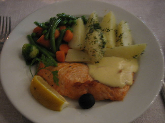 サーモンソテー：<br /><br />ロシアのサーモンもなかなか美味しい。<br />付け合せに”ポテト”がよく使われる。