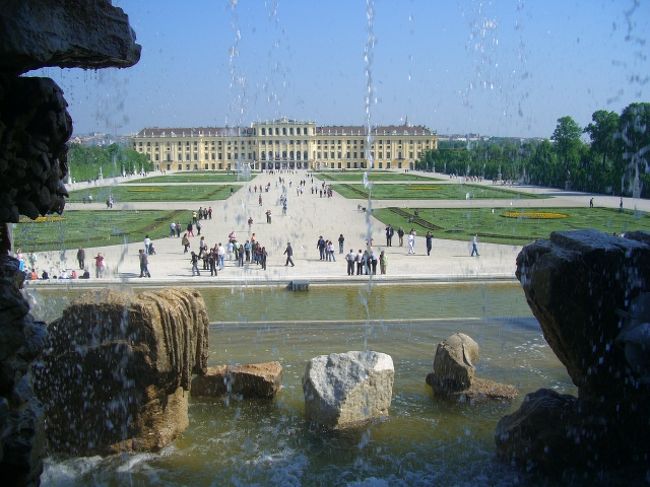 ネプチューンの泉の後方から<br /><br /><br />ギリシャ神話の海神・ネプチューンに祈る女神テティスらの彫像から噴水が出ている。