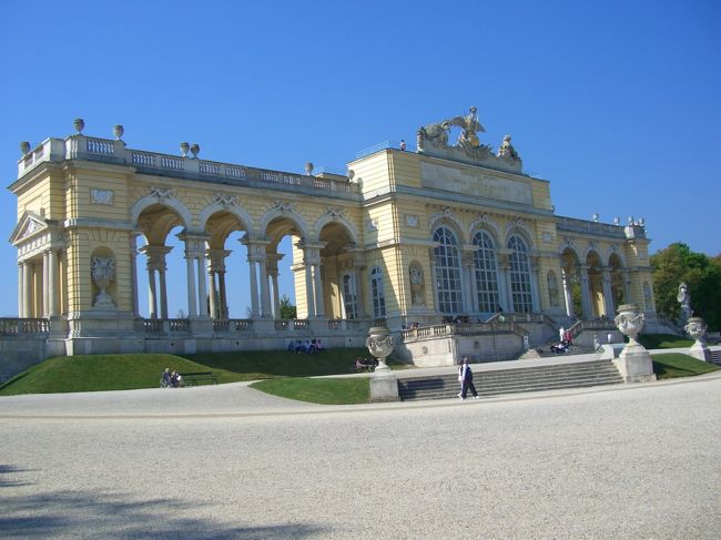 小高い丘の上にある『グロリエッテ』<br /><br />１７５７年のプロイセンとの戦いで勝利したことを記念し、１７７５年に新古典様式で建てられる。