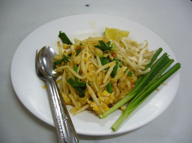 DAY2:バンコク→成田<br /><br />2日目の朝です。さわやかな目覚め。<br />朝食メニューは私の好物・パッタイ(タイ風焼きそば)で決まり☆<br />