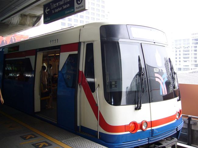 BTSに乗って、お買い物に出かけてきまーす。<br />窓から見える景色が、日本ともシンガとも違って、なんだか新鮮。