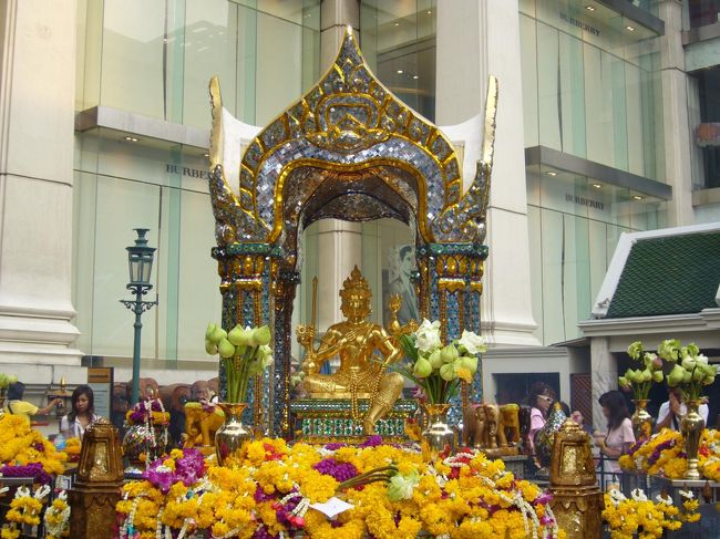 エラワン・プーム。<br />タイで最も御利益があるとされる祠(by 某黄色いガイドブック)らしいです。<br />偶然近くを通りかかったので、立ち寄ってみました。<br />参拝者、観光客など、たくさんの人でごった返してました。