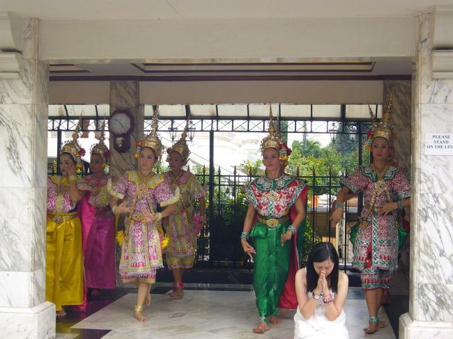 エラワン内では、地元の舞踏団がダンスを披露していました。<br />華やか〜！うつくしー！！<br /><br />※注：手前の熱心に拝んでいる人は、知り合いではありません。