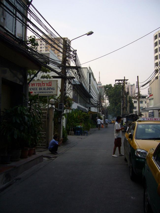 私の常宿が集中するこの通り。<br />MBKセンター、サイアムスクエアまでも徒歩で行けるし、屋台なども並ぶ、便利なエリアなのです！