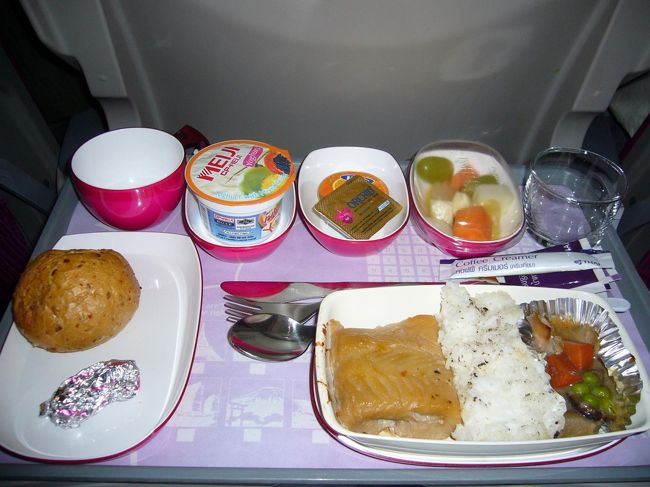 さてさて、楽しかったバンコク滞在を経て、日本へと移動します。<br />GW期間中だったからか？BKK/NRT路線は超満員！<br />こちらはTGの機内食(和朝食バージョン)