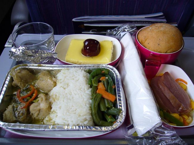さてさて、楽しかったバンコクでのストップオーバー+日本一時帰国を終え、一路シンガポールへ戻ります。<br /><br />帰りの機内食もおいしゅうございました。