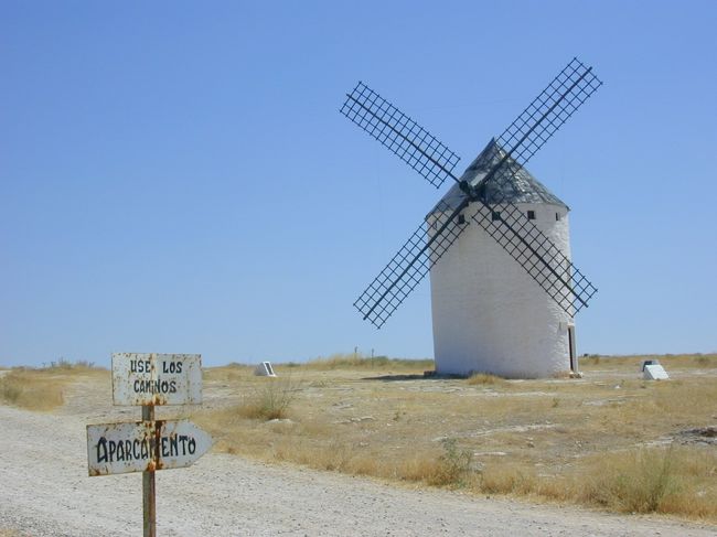 赤茶けた大地に風車。いかにも絵になる風景です。