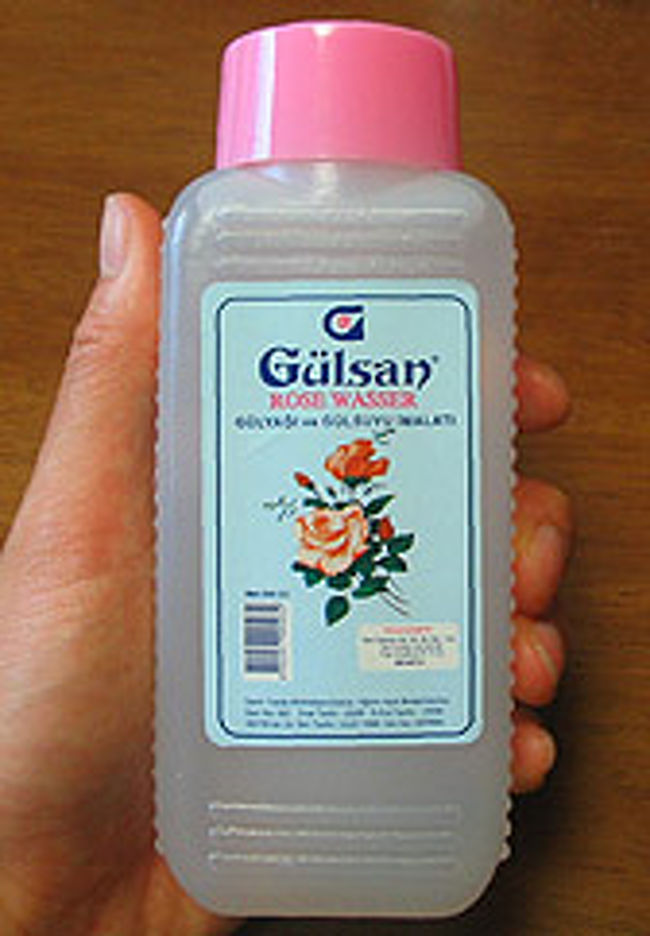 ウスパルタ産のバラのローズウォーター。<br />スーパーなどでコロンヤと一緒の棚で売られています。とても安い、値段は忘れたけど200円くらいだったかな。