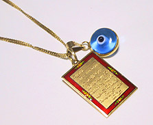 このペンダントトップはアラビア語が<br />ぎっしり描いてある素敵なもの。<br />トルコのお守りナザールボンヂュと一緒につけています。