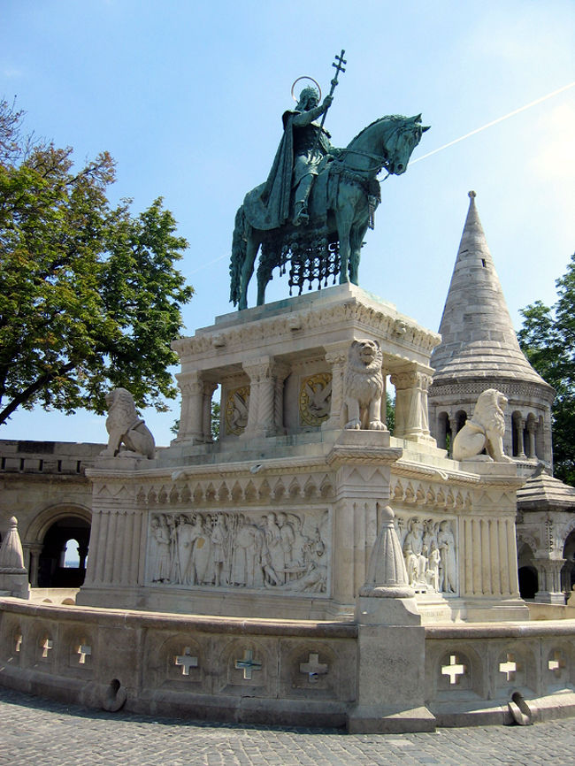 1000年にローマ法王から王冠を授かって初代ハンガリー国王に即位したイシュトヴァーンの騎馬像です。彼は自ら国内をまわり、キリスト教の布教に努めました。