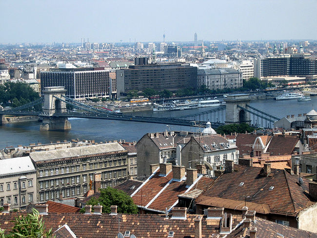 漁夫の砦から見たドナウ川とくさり橋です。ブダペストの美しい町並みは「ドナウのバラ」、「ドナウの女王」などと讃えられています。