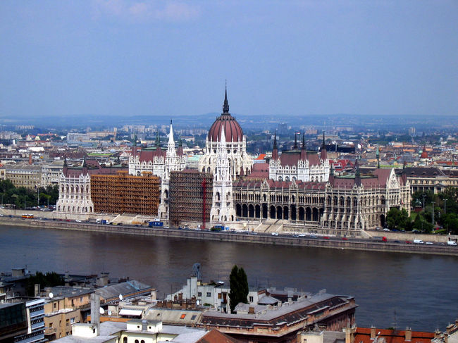 国会議事堂です。ハプスブルク家から自治権を獲得したハンガリーの人々が1884〜1904年にかけて建設したネオゴシック様式の建物です。