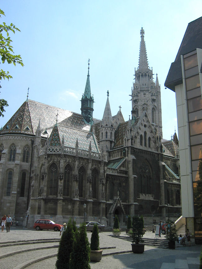 マーチャーシュ教会です。王宮と同じく国王ベーラ4世によって建設されました。正式には聖母マリア教会と言いますが、15世紀にマーチャーシュ王が大改修したためこの名前で呼ばれています。