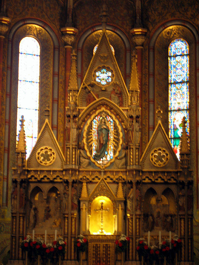マーチャーシュ教会の主祭壇です。中央には聖母マリアの彫刻があります。