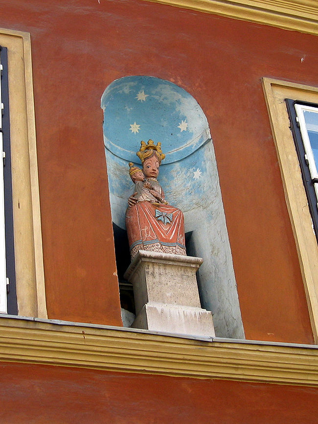 散策の途中で見かけた薬屋を飾っている彫刻です。