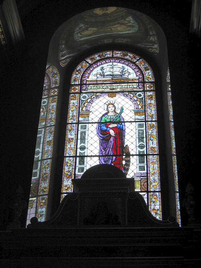 イシュトヴァーン大聖堂を飾るステンドグラスです。