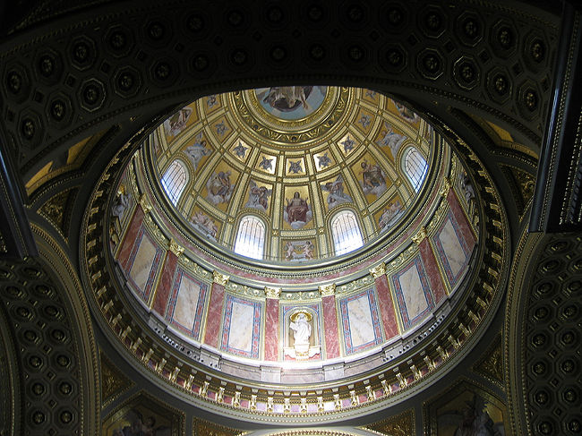 イシュトヴァーン大聖堂のドームです。内部を明るく照らすように多くの窓が設置されています。