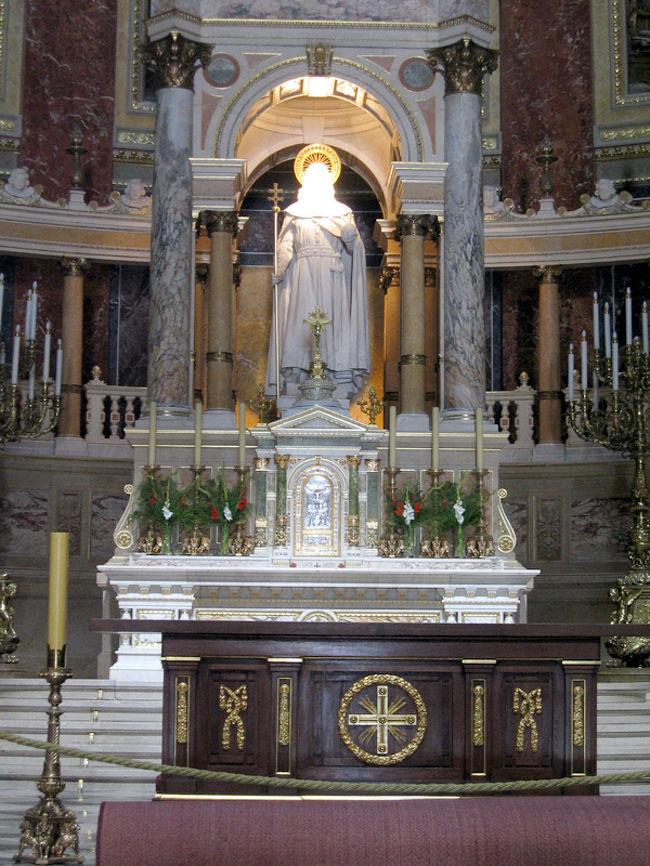 主祭壇に飾られている国王イシュトヴァーンの大理石像です。