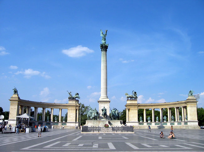 ハンガリー王国の英雄たちの像が並ぶ英雄広場です。ハンガリー王国の建国1000年を記念してつくられました。