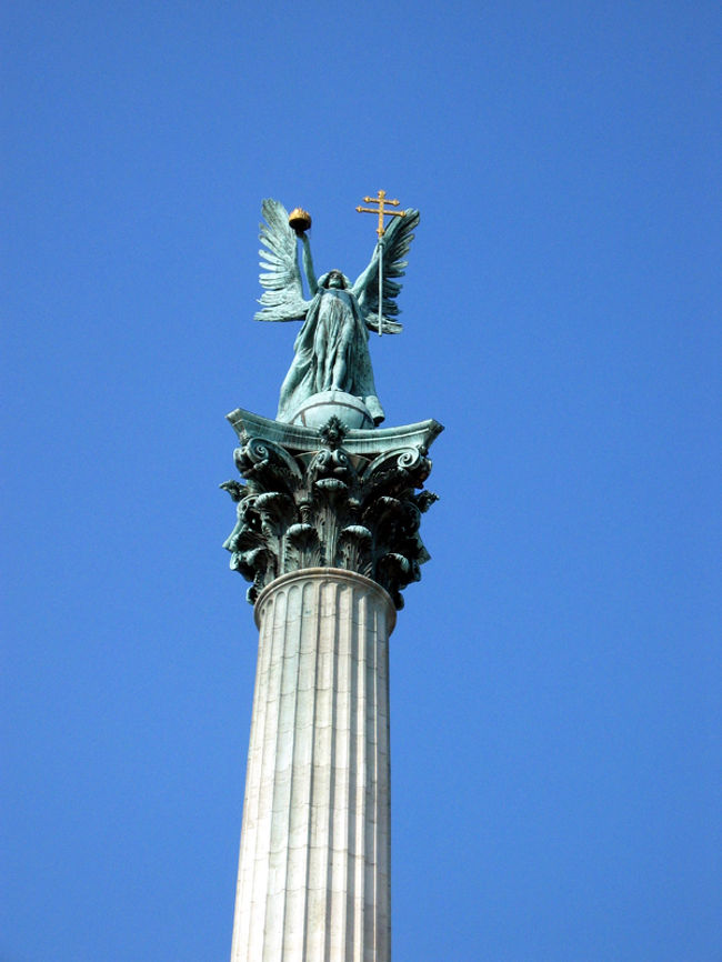 大天使ガブリエルの像です。彼はローマ法王の夢にあらわれてイシュトヴァーンに王冠を授けるように言いました。