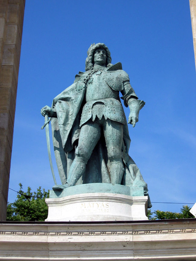 15世紀のハンガリー王マーチャーシュです。彼はウィーンやプラハを征服したり、ルネッサンス文化を導入したりと、ハンガリー王国の黄金時代を築きました。