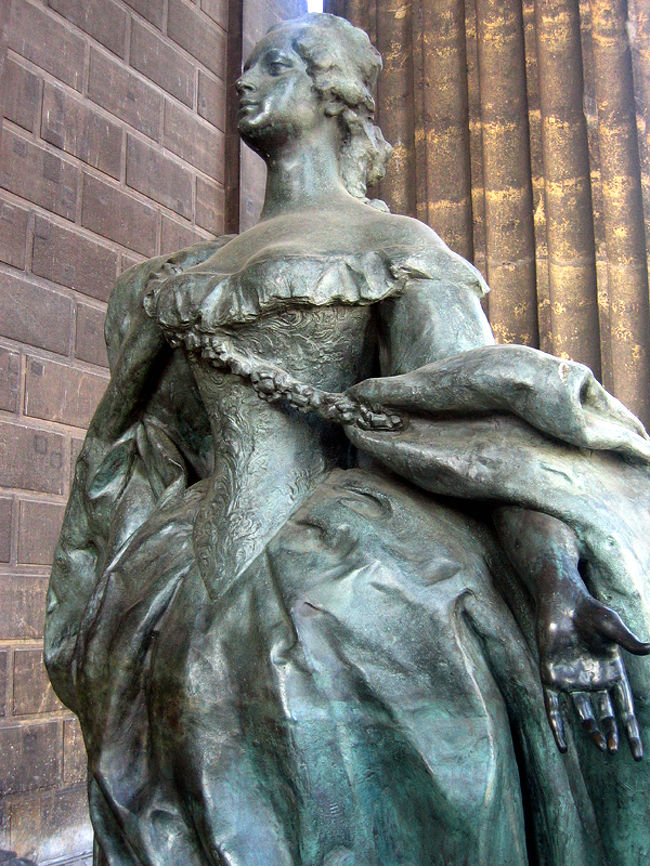 ハプスブルク家のマリア・テレジア女帝の像です。かつては英雄広場に飾られていましたが、ハプスブルク家が第一次世界大戦に敗北してハンガリーが独立した際に撤去されてしまいました。