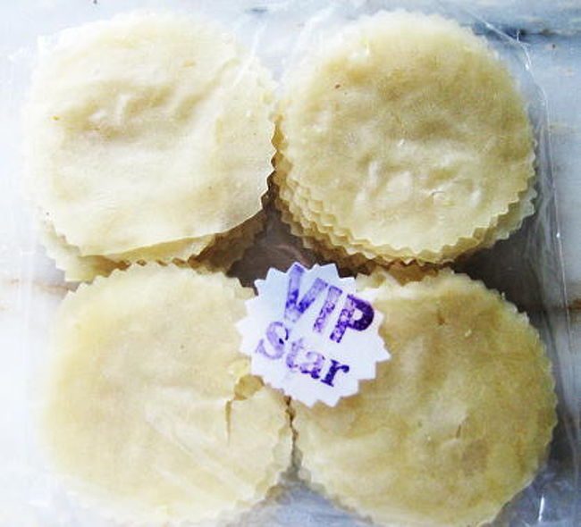 電子レンジでチンするとパリっとフリルのようになってかわいい。<br /><br />ドライ・フルーツ屋に入ったのに、お菓子とパパドばかりに気をとられた唐辛子婆でした。