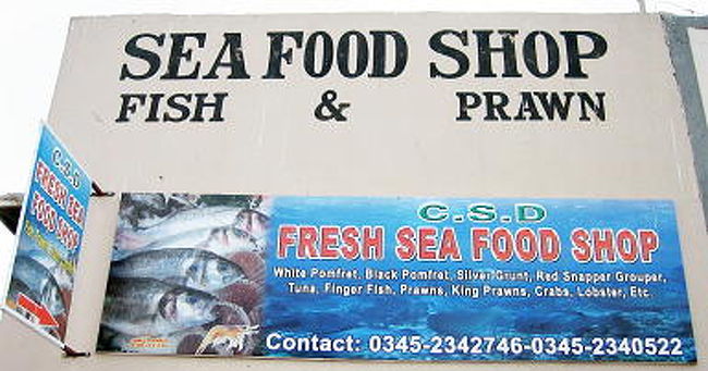 Aさん、魚屋は何時にオープンですか？<br /><br />イブラヒム（魚・野菜の宅配業者）のはいつも新鮮できれいにさばいてあるので重宝してるが、日本人にとってお馴染みの魚名しか知らないので注文品に限りがある。<br /><br />エンプレス・マーケットは概ね新鮮、種類が多い、自由に選べる、知らないサカナを試せる、上手にさばいてくれる、配達料金がかからない、などの長所があるが、床がビショビショだし、叩き割る氷のかけらがとんできたりする。<br /><br />ここは清潔そうなので、生きがよくてさばいてくれるなら次回トライしたいです。<br /><br />あ、そうそう、Aさん、八百屋に荷が届くのは何時ごろなのかもご存知なら教えてください。